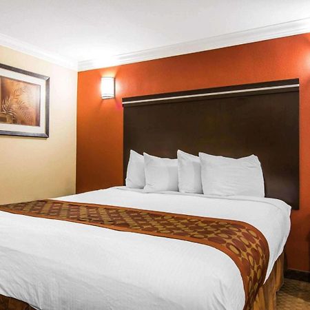 Rodeway Inn & Suites Corona Exterior foto